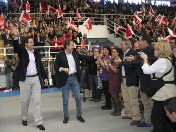 El candidato de Castilla y León, Óscar López, y Zapatero saludan. (Foto: Ana F. Barredo)