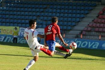 Martín golpea con la bota izquierda el balón en O Couto. (Foto: Jose Paz)