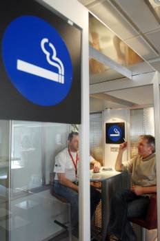 Cabinas para poder fumar, algo que reclamaba el PP en los bares. (Foto: Archivo)