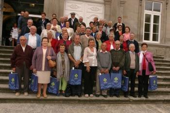 Jubilados de A Cañiza durante una excursión a Pontevedra.