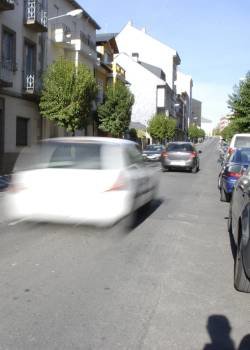 Tráfico en la Avenida de El Bierzo. (Foto: L.B.)