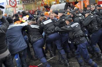 Policías franceses tratan de abrir el acceso a una refinería.