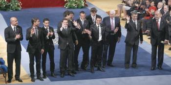 Los jugadores de la selección, junto a Aragones, Villar y Del Bosque, tras recoger el galardón.