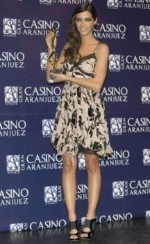 Sara Carbonero con un vestido de Dior con su 'Antena de Oro'