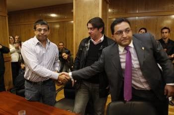 Patricio (a la izquierda) saluda a Pérez, en el pleno.