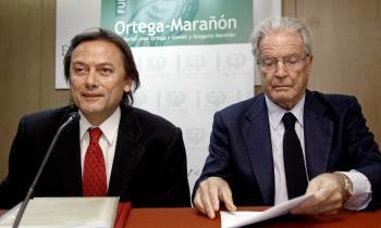 Jesús Lizcano, presidente de Transparencia Internacional de España, con Antonio Garriguez Walker. (Foto: Juanjo Martín)