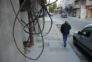 Cables colgando en la Avda. Marcelino Suárez