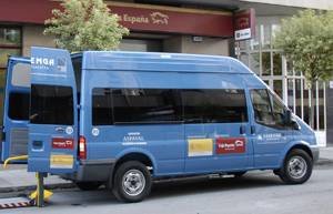 El nuevo furgón de Asfaval aparcado frente Caja España