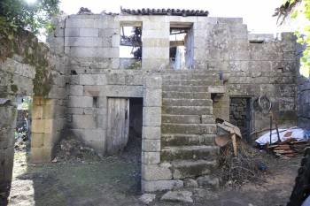 La casa en ruinas está situada en la localidad de Beade. (Foto: MARTIÑO PINAL)