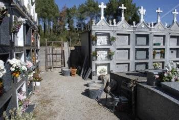 Recinto del cementerio municipal de O Barco, que se comunicará con la zona asignada a la ampliación. (Foto: L.B.)