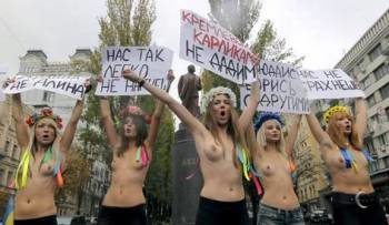 Las jóvenes han protestado semidesnudas. Foto: EFE