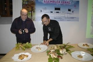 Carlos Parra y Cristobal Ruíz preparando las setas