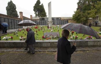 El cementerio civil de Oviedo registro ayer la afluencia de numerosas personas.