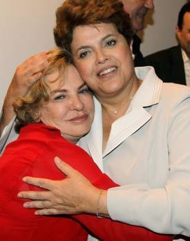 La esposa de Lula da Silva felicita a Dilma Rousseff.