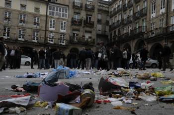 Los manifestantes tiraron basura en la Praza Maior. (Foto: MARTIÑO PINAL)