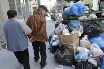Dos ciudadanos observan la basura acumulada en la calle Concordia. (Foto: Miguel Angel)