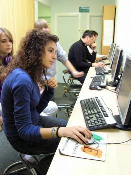 Un grupo de jóvenes consultan su Tuenti en Internet. (Foto: Archivo)