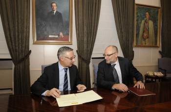 José Blanco y Francisco Rodríguez firmaron un convenio para mejorar la carretera de A Lonia. (Foto: Baffypress)