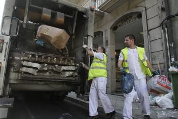 Los trabajadores retoman la recogida de basura.