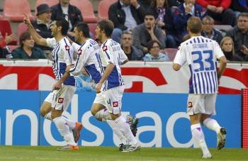 Riki celebra con Adrián, Rubén Pérez y el ourensano Seoane el gol que marcó en Valencia. (Foto: Miguel Angel Polo)