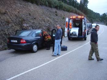 Sanitarios y usuarios del vial, durante el rescate.