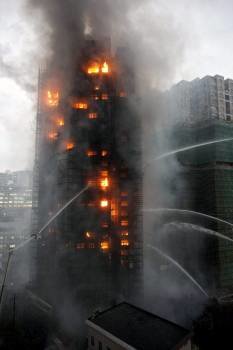 El edificio en llamas