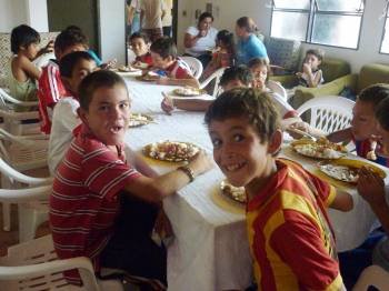 Un grupo de niños comiendo en un local de Cáritas. (Foto: Archivo)