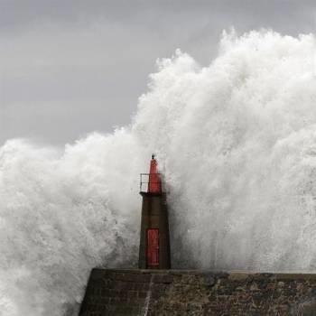 Alerta por olas de hasta cinco metros