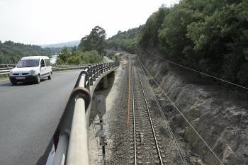 Imagen de la actual vía de tren entre Ourense y Lugo. (Foto: Miguel Angel)