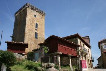 El centro comarcal celanovés, junto a la Torre do Homenaxe de Vilanova. (Foto: Xesús Fariñas)