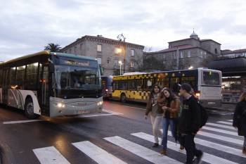 Autobuses urbano e interurbano en la Alameda. (Foto: Xesús Fariñas)