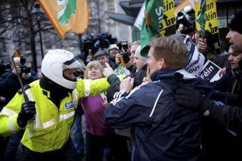 Partidarios del Sinn Fein, en su intento de asaltar la sede del Gobierno.  (Foto: Enda Doran)