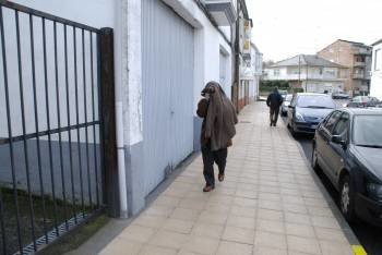 El detenido, tapado con una chaqueta, caminando en dirección al Juzgado de Trives. (Foto: Luis Blanco)