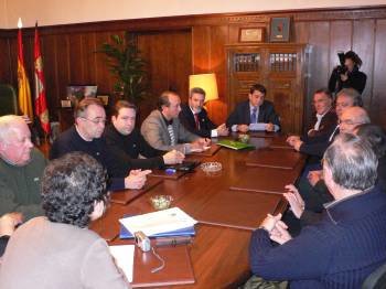 Carlos López presidió la reunión, flanqueado por los alcaldes de Monforte y O Barco. (Foto: La Crónica)