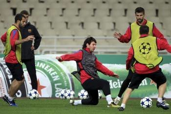 Los jugadores del Barcelona entrenan en el estadio Oaca Spiros. (Foto: G. Panagioutou)