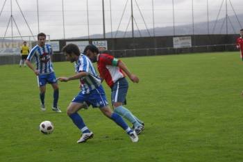 Víctor Oliveira conduce el balón perseguido de cerca por Ismael. (Foto: Xesús Fariñas)