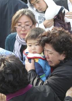 Dolor y miedo entre los residentes que tuvieron que abandonar la isla de Yeonpyeong. (Foto: Jeon Heon-Kyun)