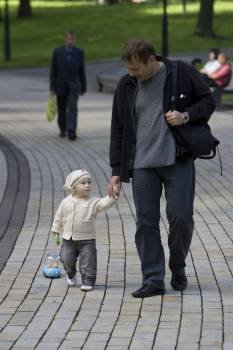 Un hombre pasea con su hija por el parque. (Foto: Archivo)