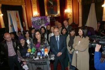 Marta Arribas lee el manifiesto ante los miembros de la Corporación Municipal. (Foto: José Paz)