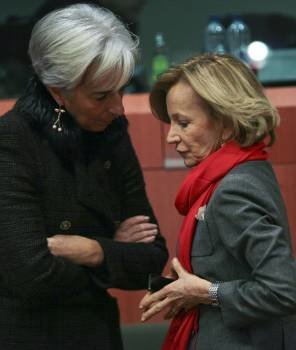 Elena Salgado conversa con la ministra francesa de Economía, Christine Lagarde. (Foto: Olive Hoslet)