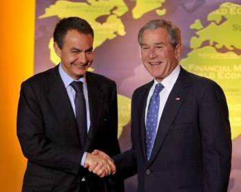 Zapatero y Bush se estrechan la mano, en una imagen de noviembre de4 2008. (Foto: Archivo)