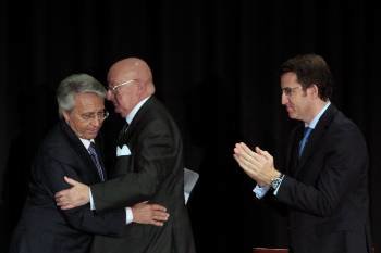 Fernández Gayoso y Mauro Varela se abrazan mientras Alberto Núñez les aplaude. (Foto: Vicente Pernía)