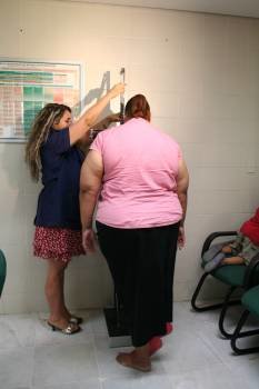 Una mujer con sobrepeso pesándose. (Foto: Archivo)