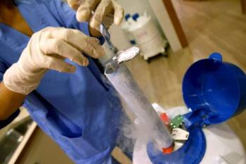 Una bióloga con una probeta con embriones congelados. (Foto: Archivo)