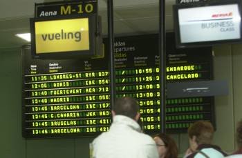 Panel informativo de vuelos en el aeropuerto de Santiago. (Foto: Archivo)