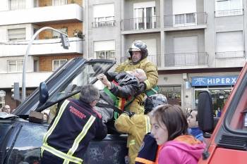 Los bomberos rescatan al conductor. (Foto: Miguel Angel)