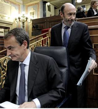 Rodríguez Zapatero y Pérez Rubalcaba en el Congreso. (Foto: Juanjo Martín)