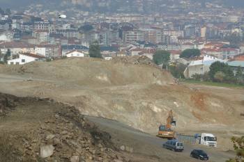 Terrenos que excava Eroski en A Farixa. (Foto: José Paz)