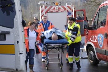 Un herido es evacuado por los sanitarios.