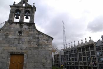 Torreta de la Trives-Aparecida, próxima a la iglesia de Caldesiños.